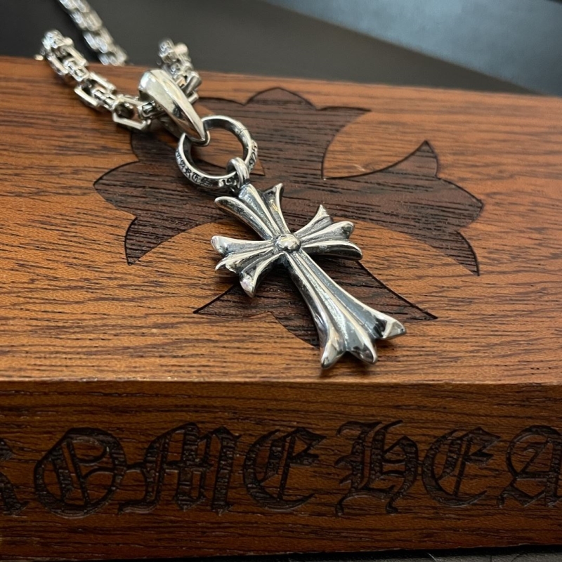 Ch*0me He**ts necklaces